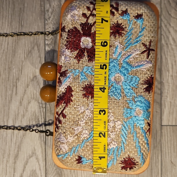 Embroidered Chain Strap Clutch - Multicolor EUC - Picture 3 of 8